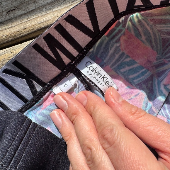 Calvin Klein Performance Tropical Print Leggings – Size M - Picture 5 of 5